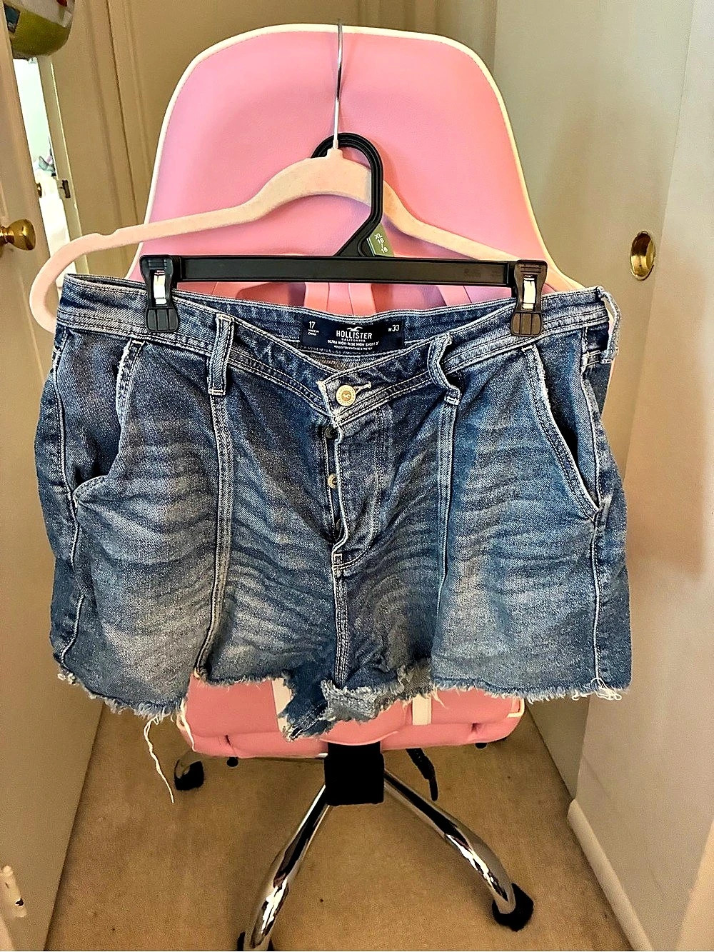 Hollister Mom Jean shorts - size 17/33